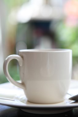 ahşap zemin üzerinde kahve