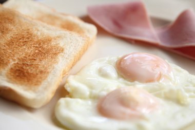 jambon, kızarmış yumurta ve ekmek Kahvaltı