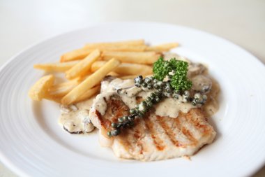 Beyaz soslu ızgara porkchop