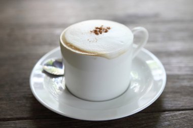 ahşap zemin üzerinde kahve