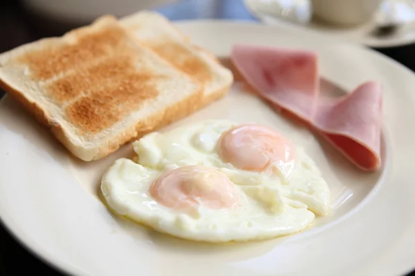 早餐有煎的鸡蛋、 面包、 火腿 — 图库照片