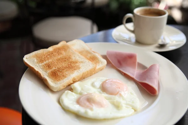 Desayuno con jamón, huevo frito y pan — Foto de Stock