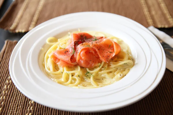 Espaguetis con salmón ahumado —  Fotos de Stock