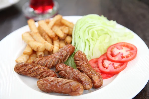 Wurst mit Kartoffeln auf Holz Hintergrund — Stockfoto