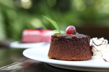 Tahta arka planda çikolatalı pasta