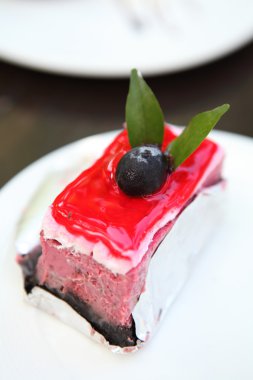 ahşap zemin üzerinde ahududu cake