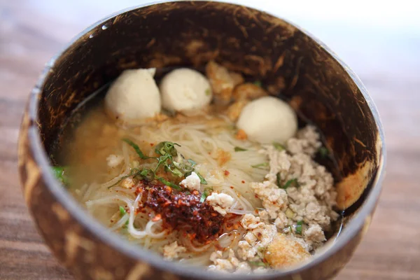 Thais eten tom yum noodle in Thaise stijl — Stockfoto