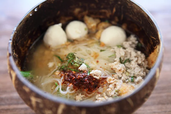 Nourriture thaïlandaise Tom yum nouilles dans le style thaï — Photo