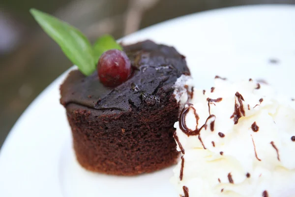 木制背景巧克力蛋糕 — 图库照片