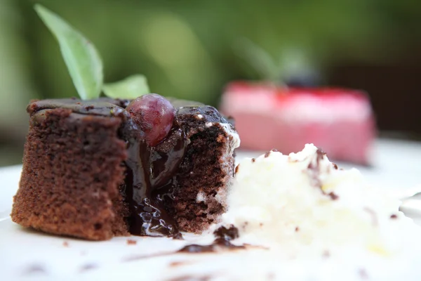 Csokoládé torta fa háttér — Stock Fotó
