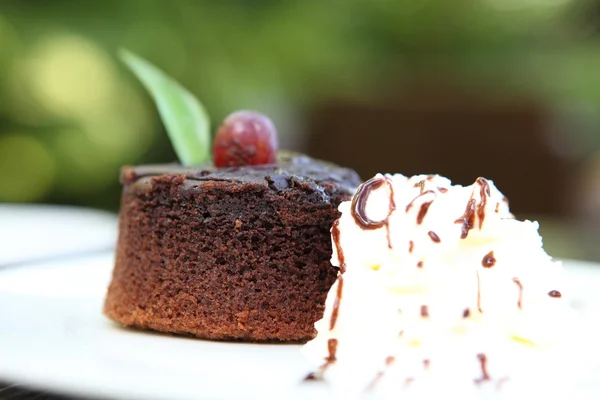 Torta al cioccolato su fondo legno — Foto Stock