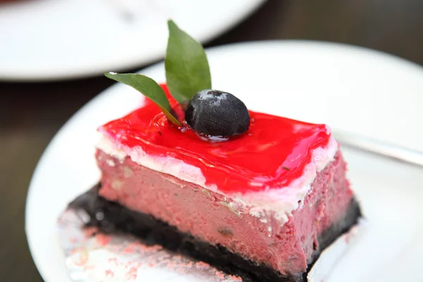 Gâteau framboise sur fond bois — Photo