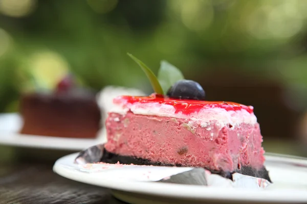 木製の背景にチョコレートラズベリー ケーキ — ストック写真