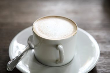 ahşap zemin üzerinde kahve