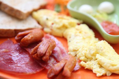 jambon, kızarmış yumurta ve ekmek Kahvaltı
