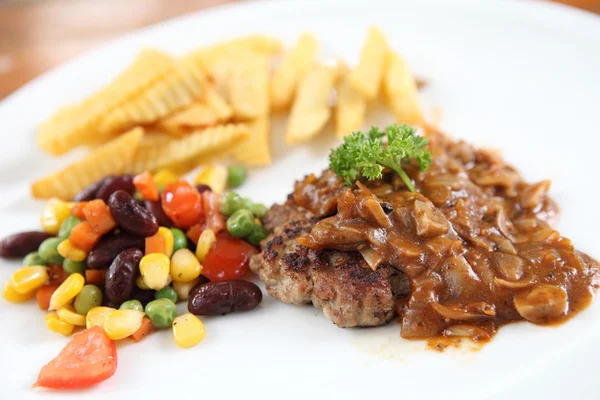 Gegrilde porkchop op hout achtergrond — Stockfoto