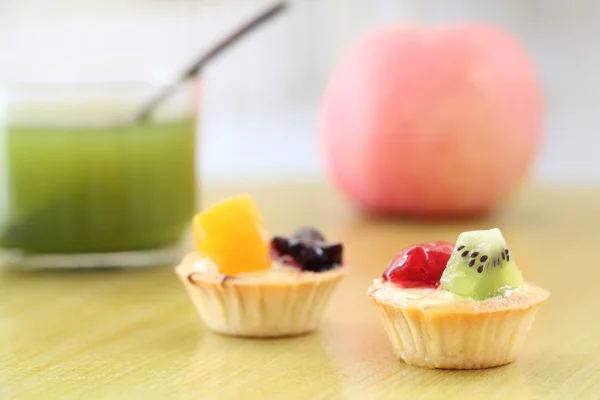 Fruit tart with green tea on wood background — Stock Photo, Image