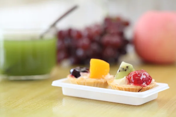 Crostata di frutta con tè verde su fondo legno — Foto Stock