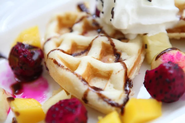 Waffle com frutas — Fotografia de Stock