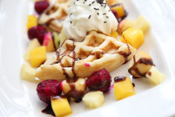 Waffle com frutas — Fotografia de Stock