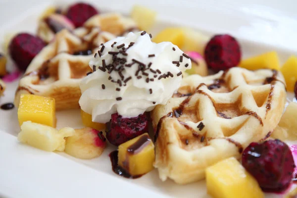 Waffle com frutas — Fotografia de Stock