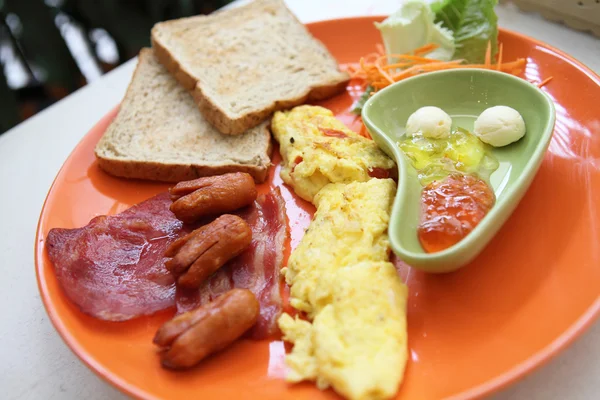 Petit déjeuner avec jambon, œuf frit et pain — Photo