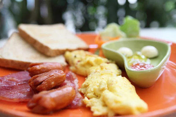 Ontbijt met ham, gebakken ei en brood — Stockfoto