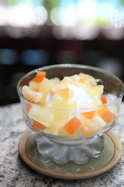 Jogurt s ovocným salátem — Stock fotografie