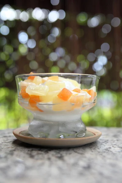 Yoghurt met fruitsalade — Stockfoto