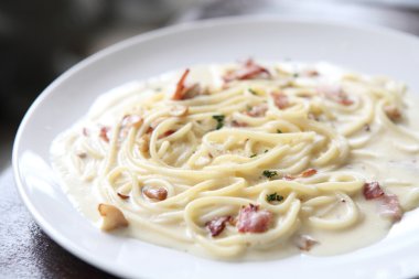 Pastırma ve peynirli spagetti.