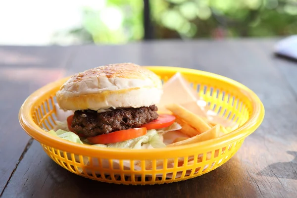Hamburger mit Rindfleisch — Stockfoto
