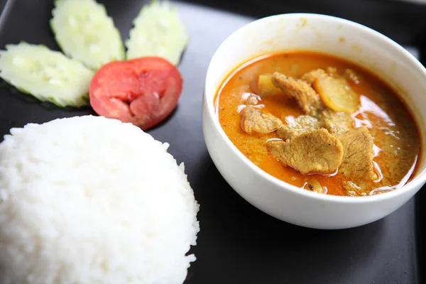 Tajskie jedzenie mussaman curry z ryżem — Zdjęcie stockowe