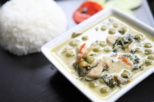 Cibo tailandese pollo curry verde con riso sullo sfondo in legno — Foto Stock