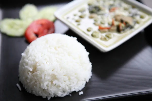 Thai food chicken green curry with rice in wood background — Stock Photo, Image