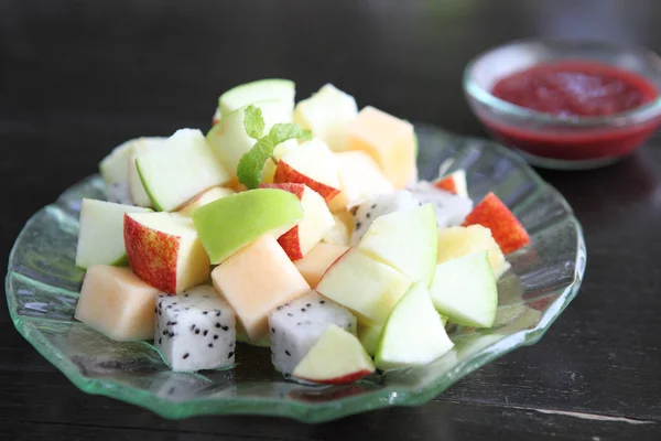 Ahşap zemin üzerinde meyve salatası — Stok fotoğraf
