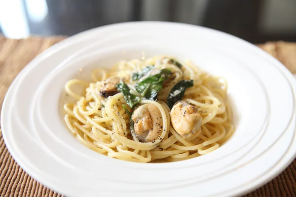 Spaghetti med musslor och olivolja — Stockfoto