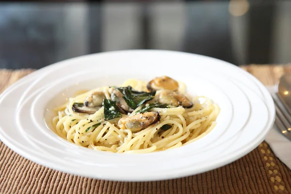 Spaghetti with mussel and olive oil — Stock Photo, Image