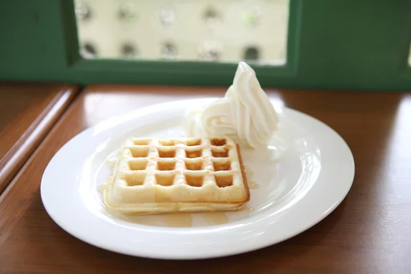 Waffle com sorvete no fundo de madeira — Fotografia de Stock