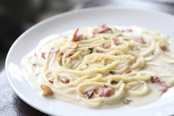 Espaguetis carbonara con tocino y queso —  Fotos de Stock