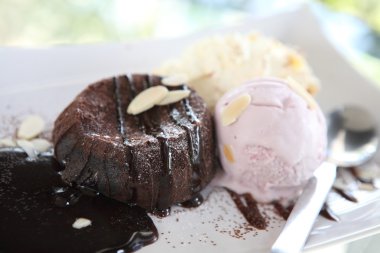 çikolata lav kek dondurma ile