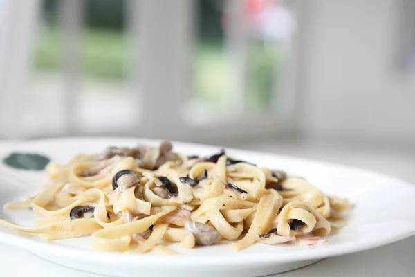 Tagliatelle pasta med bacon — Stockfoto