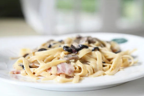 Tagliatelle pasta with bacon — Stock Photo, Image