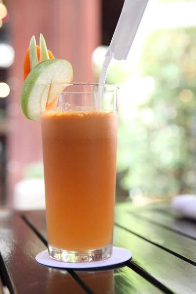 Mélanger les jus de légumes — Photo