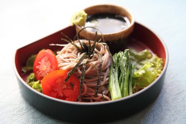 Kızarmış karidesli soba noodle