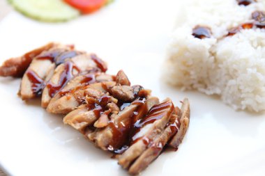 ızgara tavuk teriyaki pirinç ahşap zemin üzerinde