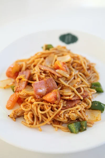 Spaghetti mit Schinken und Tomatensauce — Stockfoto