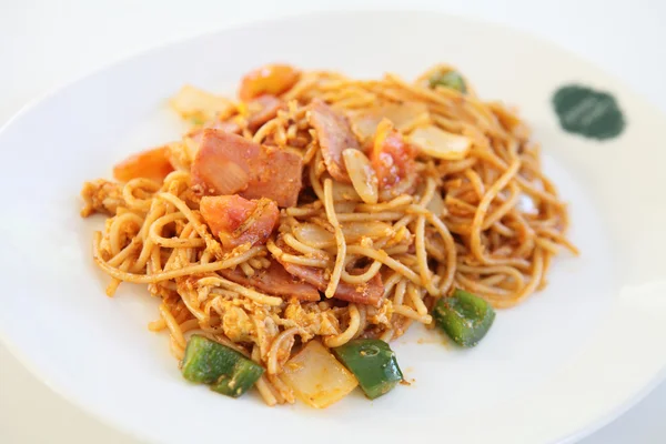 Spaghetti met ham en tomatensaus — Stockfoto