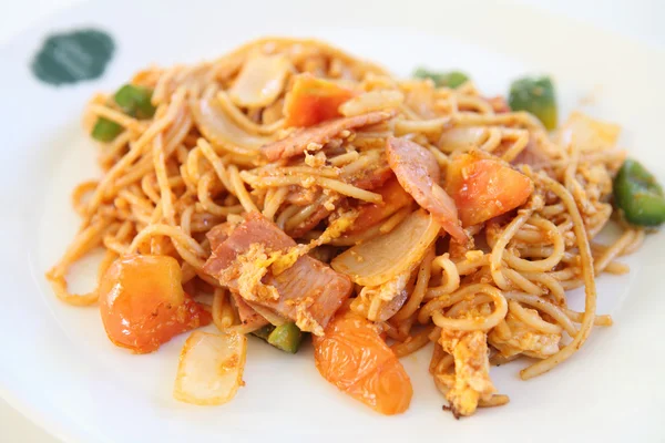 Spaghetti met ham en tomatensaus — Stockfoto