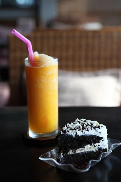 オレンジ ジュースとチョコレート ケーキ — ストック写真