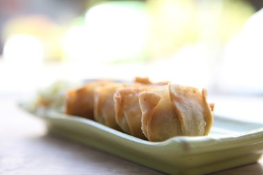 ahşap blackground üzerinde mantı